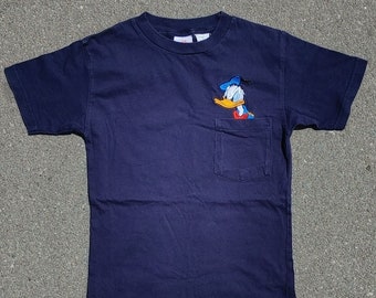 Vtg 1990s Disney Store Donald Duck bordado bolsillo camiseta impresión juventud niños camiseta tamaño mediano