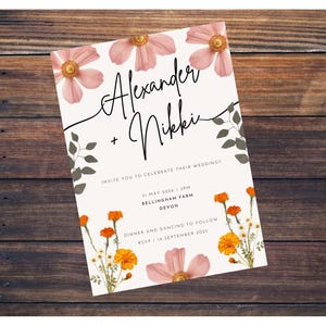 Puede incluir: Invitación de boda con un diseño floral con flores rosas y naranjas. La invitación dice "Alexander + Nikki" e incluye la fecha y el lugar de la boda: "31 de mayo de 2026 / 15:00 Bellingham Farm Devon". También incluye la fecha de respuesta: "14 de septiembre de 2025".
