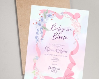 Könnte beinhalten: Eine Babyparty-Einladung mit dem Text "Baby in Bloom" in Schreibschrift, umrahmt von einem rosa Band und floralen Akzenten. Die Einladung enthält den Namen "Olivia Wilson" und Veranstaltungsdetails.