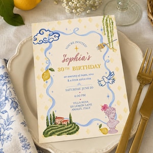 Op de afbeelding: Een rechthoekige verjaardagsuitnodigingskaart met een lichtgele achtergrond met ruitpatroon. De tekst luidt: You're invited! Sophia's 30th Birthday, an evening of pasta, vino & a little dolce vita, Saturday, June 20, 6:00 PM, Villa Rosa, 123 Lemon Lane, Amalfi, Italy. Illustraties bevatten een blauwe lintrand, een citroen, een vork met pasta, een duif, een klassieke buste en een villa op een heuvel.