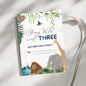 Pode incluir: Convite de aniversário com tema de selva. O convite apresenta o texto "Young, Wild, and THREE" em escrita azul marinho. Inclui ilustrações de um leão, elefante, girafa e bicho-preguiça.
