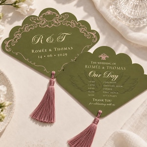 Peut inclure: Deux programmes de mariage en forme d'éventail vert olive avec des bords festonnés et des pompons rose poudré. Le texte indique R & T, Romée & Thomas, 14 06 2029, The Wedding of Romée & Thomas, Our Day, ainsi qu'un programme incluant cérémonie, cocktail, dîner, première danse et fête.
