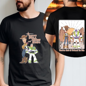 Puede incluir: Camiseta negra con un gr&aacute;fico de Buzz Lightyear y Woody de Toy Story. La parte delantera de la camiseta dice "Buzz and Woody". La parte trasera de la camiseta tiene un gr&aacute;fico de Buzz y Woody con el texto "You've Got a Friend in Me".