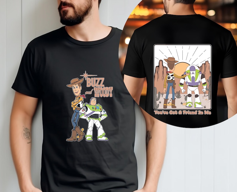 Puede incluir: Camiseta negra con un gr&aacute;fico de Buzz Lightyear y Woody de Toy Story. La parte delantera de la camiseta dice "Buzz and Woody". La parte trasera de la camiseta tiene un gr&aacute;fico de Buzz y Woody con el texto "You've Got a Friend in Me".