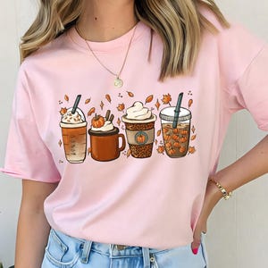 Camiseta Comfort Colors® de Acción de Gracias, linda camiseta de café de otoño, camiseta para amantes del café, camiseta de taza de café con leche y calabaza de Halloween, camiseta de especias de calabaza imagen 6