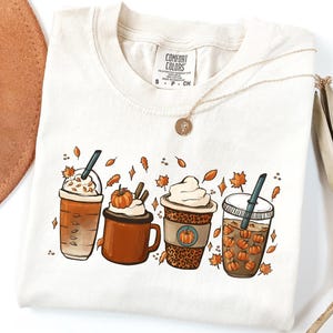 Camiseta Comfort Colors® de Acción de Gracias, linda camiseta de café de otoño, camiseta para amantes del café, camiseta de taza de café con leche y calabaza de Halloween, camiseta de especias de calabaza imagen 4