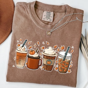 Camiseta Comfort Colors® de Acción de Gracias, linda camiseta de café de otoño, camiseta para amantes del café, camiseta de taza de café con leche y calabaza de Halloween, camiseta de especias de calabaza imagen 1