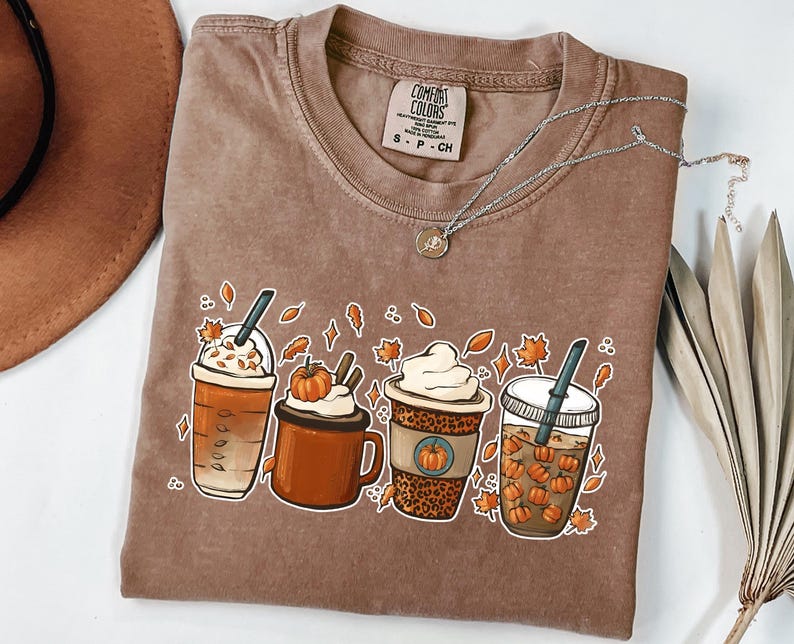 Camiseta Comfort Colors® de Acción de Gracias, linda camiseta de café de otoño, camiseta para amantes del café, camiseta de taza de café con leche y calabaza de Halloween, camiseta de especias de calabaza imagen 1