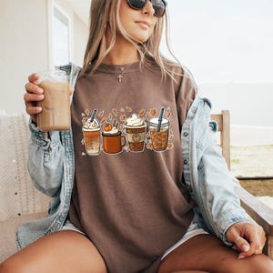 Camiseta Comfort Colors® de Acción de Gracias, linda camiseta de café de otoño, camiseta para amantes del café, camiseta de taza de café con leche y calabaza de Halloween, camiseta de especias de calabaza imagen 5