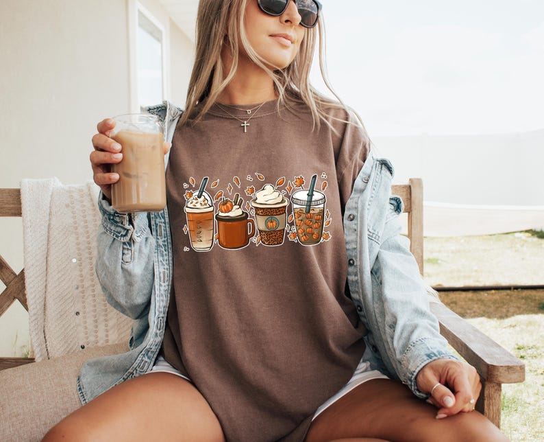 Camiseta Comfort Colors® de Acción de Gracias, linda camiseta de café de otoño, camiseta para amantes del café, camiseta de taza de café con leche y calabaza de Halloween, camiseta de especias de calabaza imagen 5