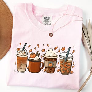 Camiseta Comfort Colors® de Acción de Gracias, linda camiseta de café de otoño, camiseta para amantes del café, camiseta de taza de café con leche y calabaza de Halloween, camiseta de especias de calabaza imagen 3