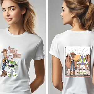 Puede incluir: Camiseta blanca con un gr&aacute;fico de Buzz Lightyear y Woody de Toy Story. La parte delantera de la camiseta dice "Buzz Woody" y la parte trasera dice "You've Got a Friend in Me".