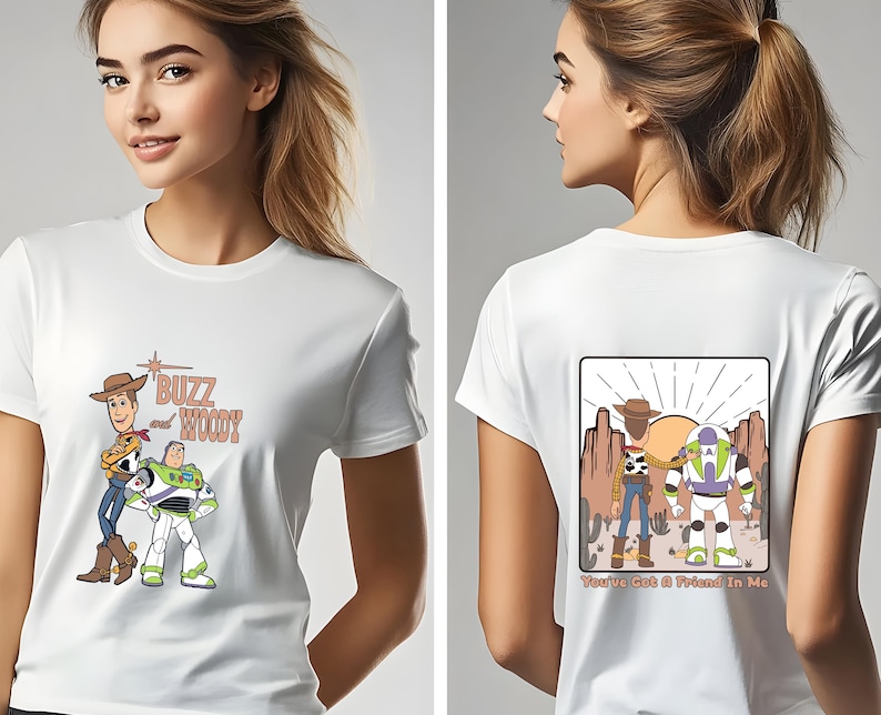 Puede incluir: Camiseta blanca con un gr&aacute;fico de Buzz Lightyear y Woody de Toy Story. La parte delantera de la camiseta dice "Buzz Woody" y la parte trasera dice "You've Got a Friend in Me".