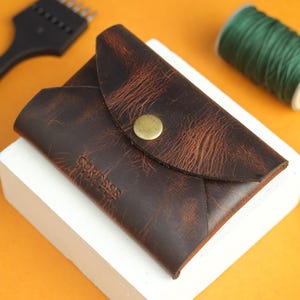 Personalisierte kompakte Lederbrieftasche, dünne Brieftasche, graviertes Geschenk, gefalteter Kreditkartenhalter, Visitenkarte, Geschenk für Frau, Geschenke für ihn