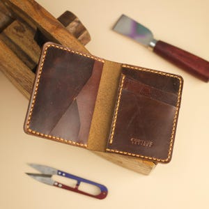 Cartera vertical de cuero hecha a mano, marrón oscuro, plegable, tarjetero de piel flor, regalo personalizado para él, papá, hijo o graduación.