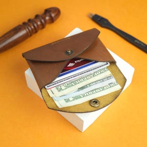 Porte-cartes de visite personnalisé fait main, Portefeuille enveloppe en cuir beige clair, Portefeuille unisexe avec poche frontale, Cadeau pour mari, papa, femme, Remise de diplôme