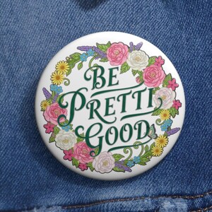Broche "Be Pretti Good" com estampa floral | 3,2 cm de diâmetro com base de esmalte