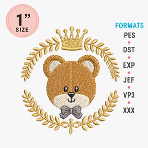 Pode incluir: Um design de bordado apresentando uma cabeça de urso castanha com focinho branco, usando uma gravata borboleta cinzenta, centralizado dentro de uma coroa de louros dourada com uma coroa dourada. O design indica o tamanho de 1 polegada e os formatos PES, DST, EXP, JEF, VP3, XXX.