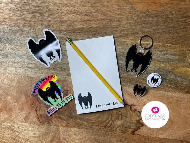 Peut inclure: Un ensemble de produits d&eacute;riv&eacute;s sur le th&egrave;me de Mothman comprenant un autocollant, un porte-cl&eacute;s, un bouton et un bloc-notes. L'autocollant est holographique et pr&eacute;sente un motif arc-en-ciel. Le porte-cl&eacute;s et le bouton sont noirs et pr&eacute;sentent une silhouette de Mothman avec des yeux rouges. Le bloc-notes est blanc et porte l'inscription "Live - Love - Lurk".
