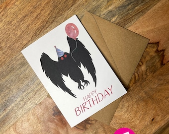Puede incluir: Una tarjeta blanca con una silueta negra de un búho que lleva un gorro de fiesta y sostiene un globo rosa. El texto "Happy Birthday" está escrito en rojo en la tarjeta.