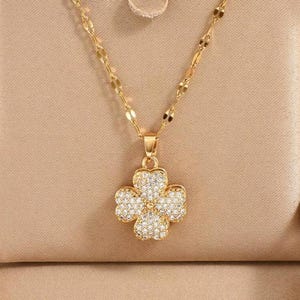 Lucky clover pendant necklace