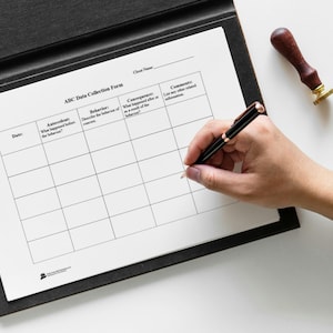 Op de afbeelding: Een zwart-wit dataverzamelingsformulier met de titel "ABC Data Collection Form". Het formulier heeft kolommen voor "Datum", "Antecedenten", "Gedrag", "Gevolgen" en "Opmerkingen". Een hand houdt een pen vast en schrijft op het formulier.