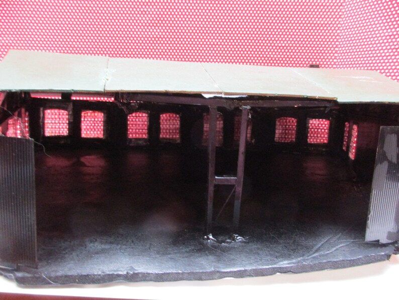 Train RoundhouseTurntable Building Vintage Toy