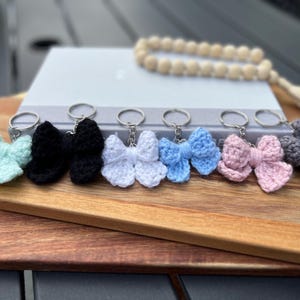 Llavero de lazo de crochet hecho a mano