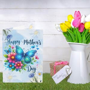 Biglietti per la festa della mamma, motivi floreali blu con farfalle, sinceri auguri per la mamma e il regalo perfetto per la festa della mamma: una farfalla turchese.