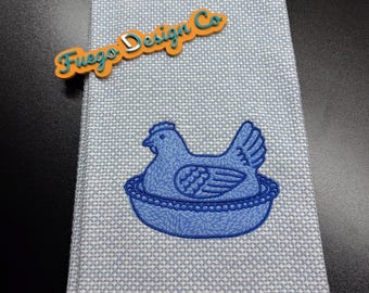 Ręcznik kuchenny z haftem w stylu vintage z kurą na gnieździe | Niebieska ściereczka z aplikacją | Wystrój domu w stylu rustykalnym | Ręcznik Better Homes & Gardens