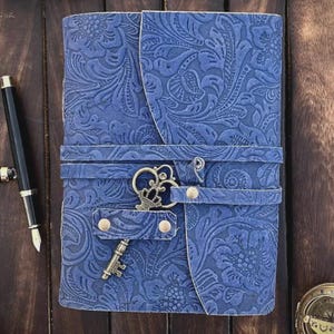 Diario floreale blu, grimorio in pelle - Diario rilegato in pelle con carta con bordo frastagliato fatto a mano, diario antico in pelle blu, quaderno con incisione floreale