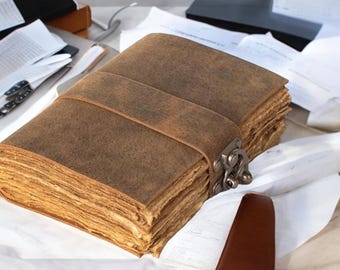 Diário de couro vintage: livro de sombras em branco, papel com borda denteada antiga