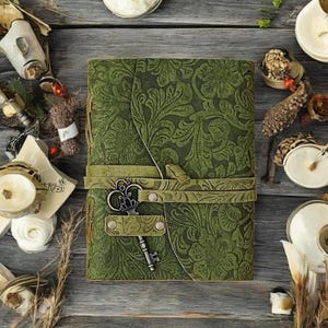 Diario in pelle goffrata con motivo floreale verde fatto a mano - Album da disegno, libro di incantesimi o diario di scrittura in stile vintage con carta con bordo frastagliato, chiave antica