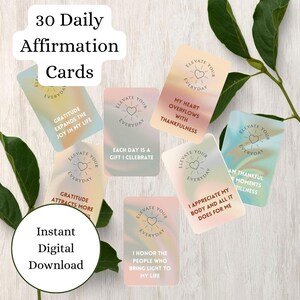Puede incluir: Un conjunto de 30 tarjetas de afirmaciones diarias con mensajes positivos. Cada tarjeta presenta un fondo pastel y las palabras "Elevate Your Everyday". Las tarjetas incluyen frases como "Cada día es un regalo que celebro" y "Agradezco mi cuerpo". También se ve el texto "Instant Digital Download".