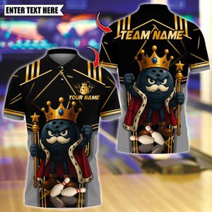 Peut inclure: Polo noir avec des accents géométriques dorés et un graphisme sur le thème du bowling. Le t-shirt présente un personnage de boule de bowling de dessin animé portant une couronne et tenant un bâton. Le texte "ENTER TEXT HERE" est en haut.