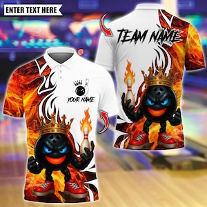 Peut inclure: Polo blanc sur le thème du bowling. Le t-shirt présente un personnage de boule de bowling de dessin animé portant une couronne et tenant une quille enflammée. Le design comprend des flammes et le texte "TEAM NAME" et "YOUR NAME".