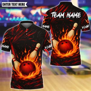 Può includere: Polo nero a tema bowling. La maglietta presenta una palla da bowling rossa avvolta dalle fiamme, con birilli e la scritta "TEAM NAME" sul retro. La parte anteriore ha la scritta "ENTER TEXT HERE".