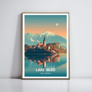 Póster de viaje del lago Bled, impresión vibrante: ilustración artística de la icónica iglesia de la isla, los Alpes Julianos y un cielo dorado - Arte mural minimalista