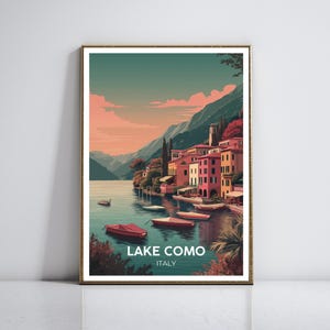 Poster di viaggio sul Lago di Como, Arte vibrante, Arte murale minimalista italiana, Ville colorate sul lago, Barche eleganti, Arredamento italiano, Stampa panoramica serena