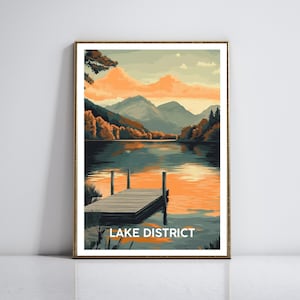Poster di viaggio del Lake District, Vintage - Laghi sereni, molo rustico, tramonto dorato, foreste fitte, cime lontane - Arte murale, arredamento per la casa