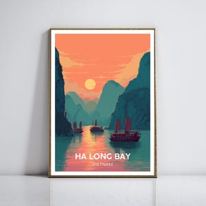 Poster di viaggio della baia di Ha Long - Carsi calcarei minimalisti, giunche al tramonto, acque color smeraldo, stampa artistica vettoriale, decorazione murale serena