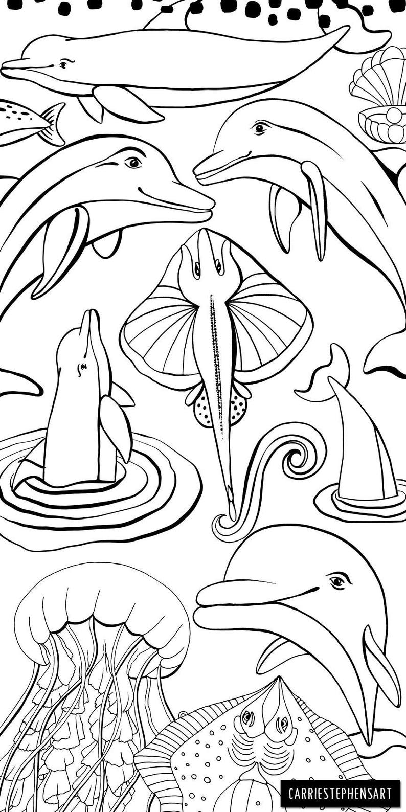 Pode incluir: Um desenho a preto e branco de v&aacute;rias criaturas marinhas, incluindo golfinhos, uma arraia manta, uma &aacute;gua-viva e uma raia. A imagem &eacute; uma p&aacute;gina para colorir.