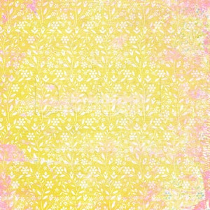 Op de afbeelding: Een gele achtergrond met een wit bloemenpatroon. De achtergrond heeft een vervaagd roze en blauw aquareleffect.