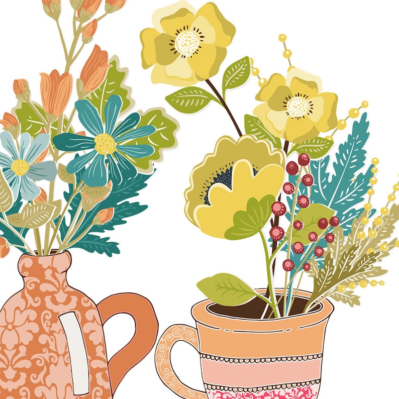 K&ouml;nnte beinhalten: Zwei Blumenarrangements in bunten Keramikvasen. Die Vase links ist ein brauner Krug mit einem Blumenmuster. Die Vase rechts ist eine hellorange Teetasse mit einem rosa-wei&szlig; gestreiften Muster.