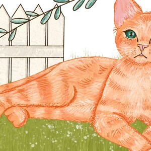 Peut inclure: Un chat roux aux yeux verts allong&eacute; sur de l'herbe verte devant une cl&ocirc;ture en bois blanc avec une branche verte feuillue.