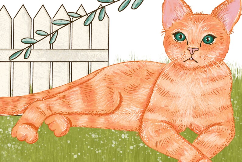 Peut inclure: Un chat roux aux yeux verts allong&eacute; sur de l'herbe verte devant une cl&ocirc;ture en bois blanc avec une branche verte feuillue.