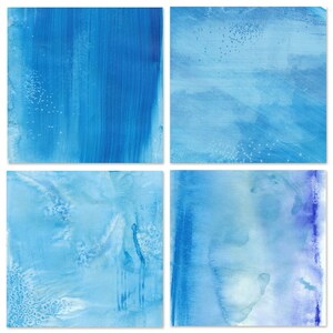 K&ouml;nnte beinhalten: Vier verschiedene blaue Aquarelltexturen. Die Textur oben links ist ein solides Blau mit vertikalen Pinselstrichen. Die Textur oben rechts ist ein helles Blau mit wei&szlig;en Flecken. Die Textur unten links ist ein helles Blau mit wei&szlig;en Flecken und einem dunkleren blauen Pinselstrich. Die Textur unten rechts ist ein helles Blau mit einem dunkleren blauen Pinselstrich und einem violetten Farbton.