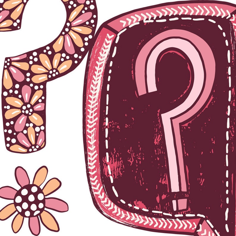 Peut inclure: Deux points d'interrogation roses avec un motif floral et une bordure cousue. Les points d'interrogation sont sur un fond blanc.