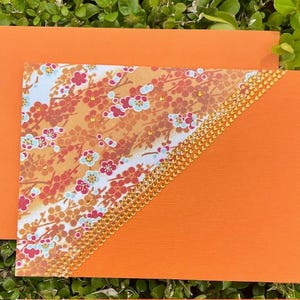 Cartão de felicitações floral laranja, cartão elegante com padrão branco, azul claro, vermelho e marrom, cartão feito à mão com mini vela para presente