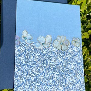 Handgemaakte kaart met blauwe bloemen, kaart met pastel bloem edelsteen verfraaid, gratis geurkaars cadeau, wenskaart getextureerd karton